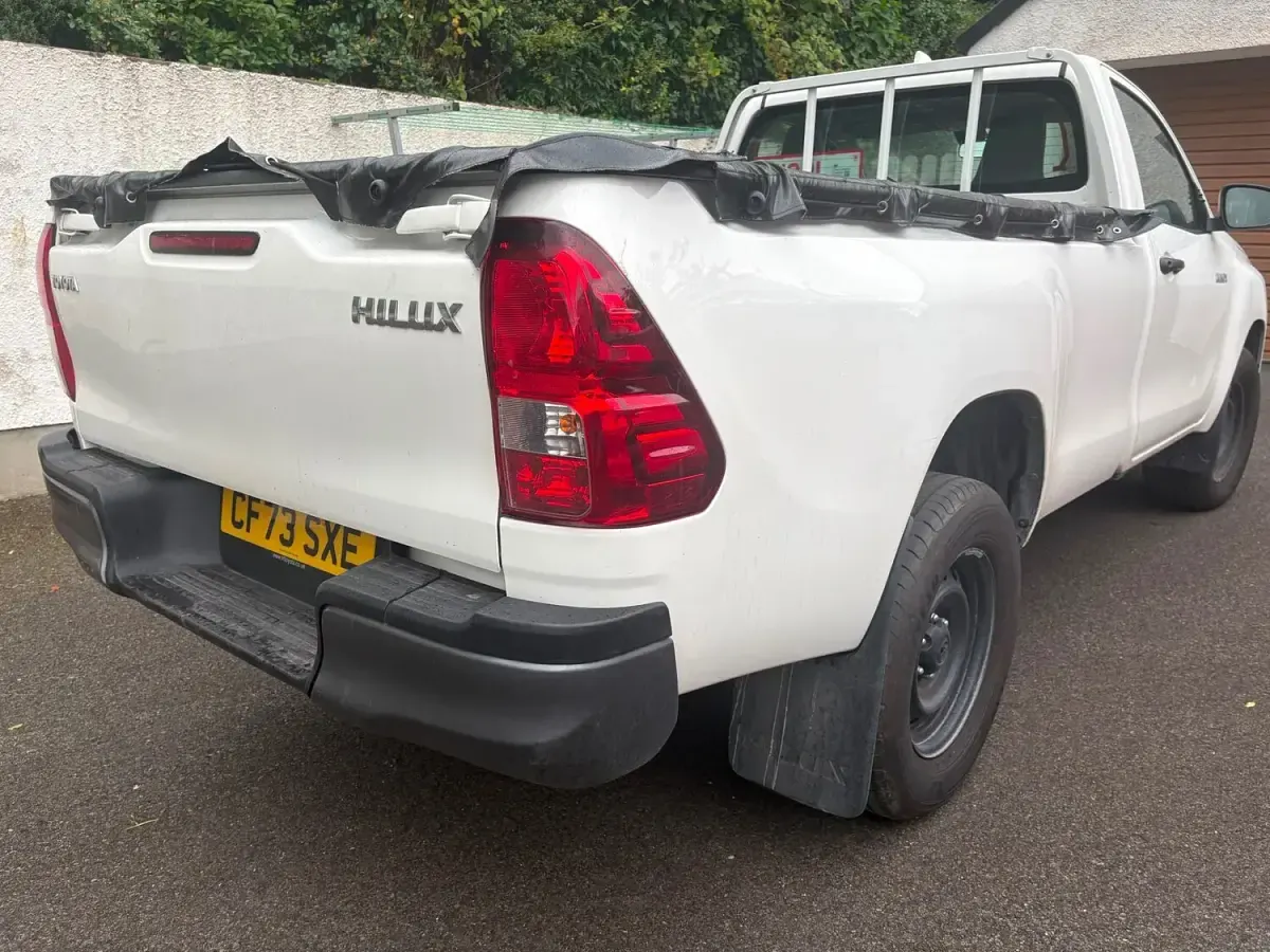 Used Toyota HiLux Active 150 HP (110 kW) 2023 White Pickup