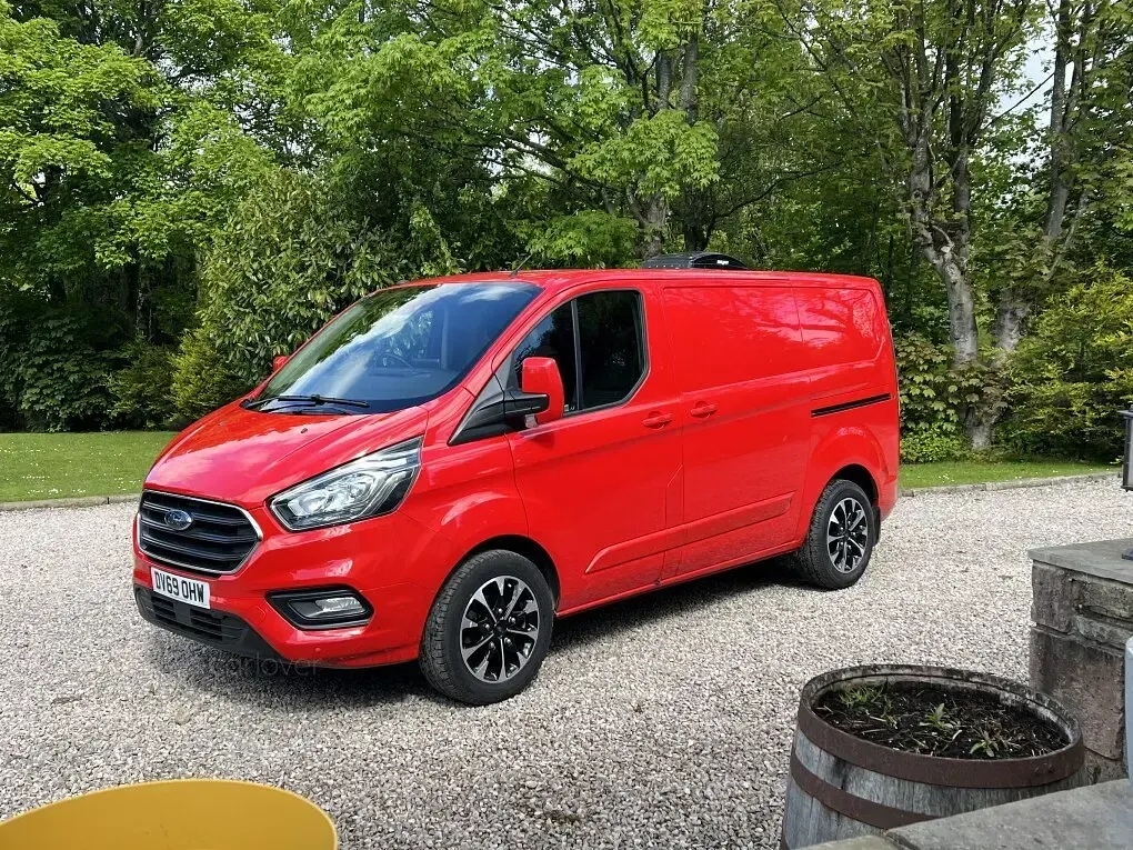 Used Ford Transit Custom Limited 130 HP (95 kW) 2019 Red Van
