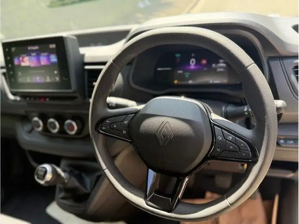 New Renault Trafic 2025 White MPV