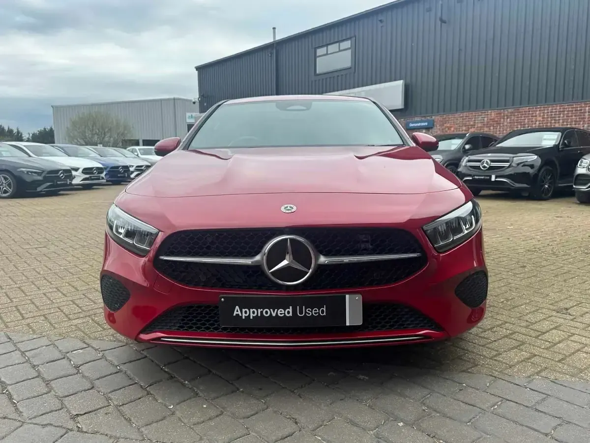 Begagnad Mercedes A200 Executive 163 HK (119 kW) 2024 Röd Sedan