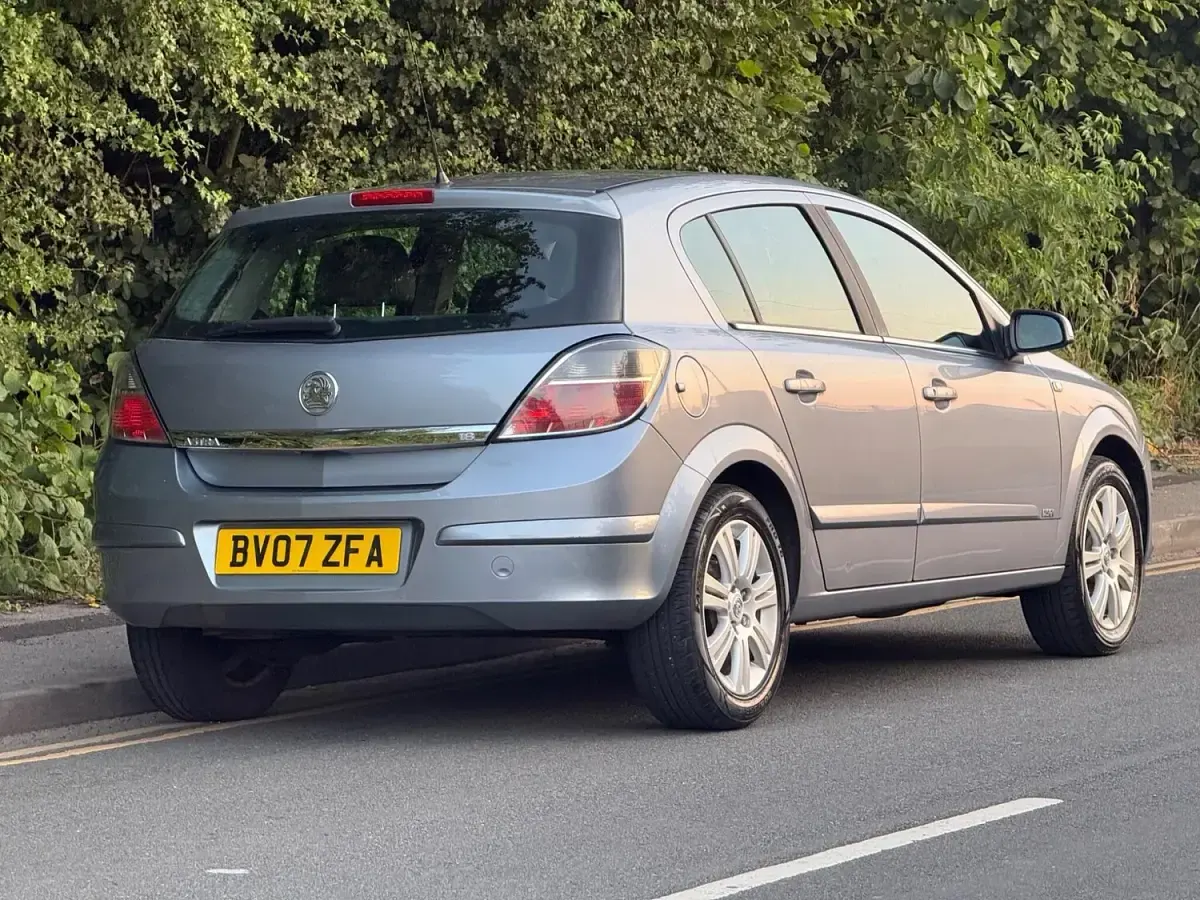 Used Vauxhall Astra Design Edition 138 HP (101 kW) 2007 Silver Hatchback