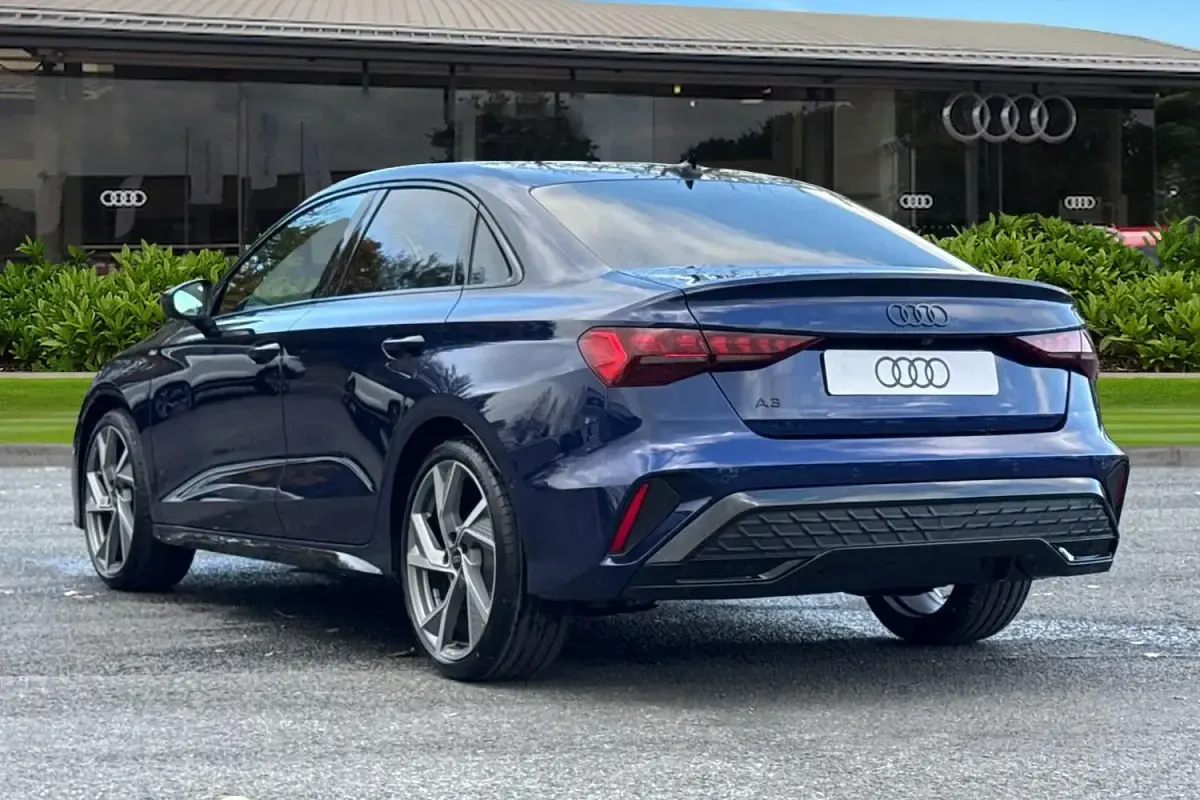 Ny Audi A3 Black Edition 2025 Blå Sedan