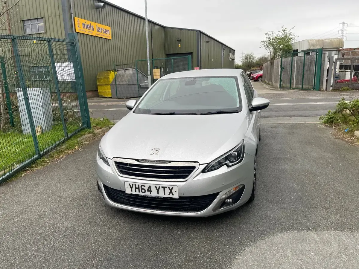 Begagnad Peugeot 308 Allure 120 HK (88 kW) 2014 Silver Halvkombi