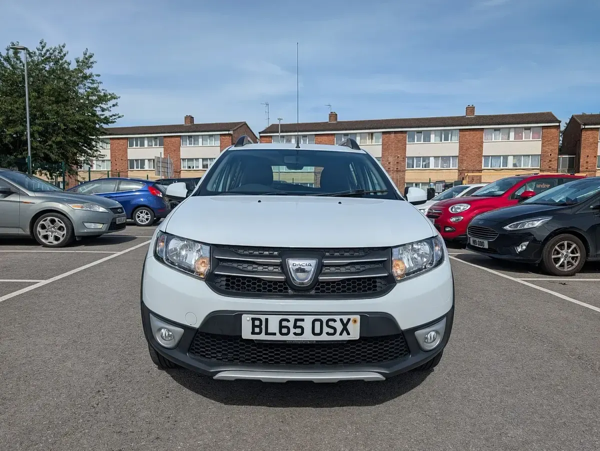 Used Dacia Sandero Lauréate 90 HP (66 kW) 2016 White Hatchback