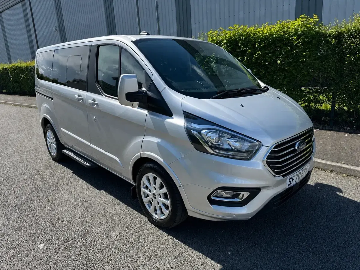 Usado Ford Tourneo Titanium 130 HP (95 kW) 2020 Prateado Monovolume