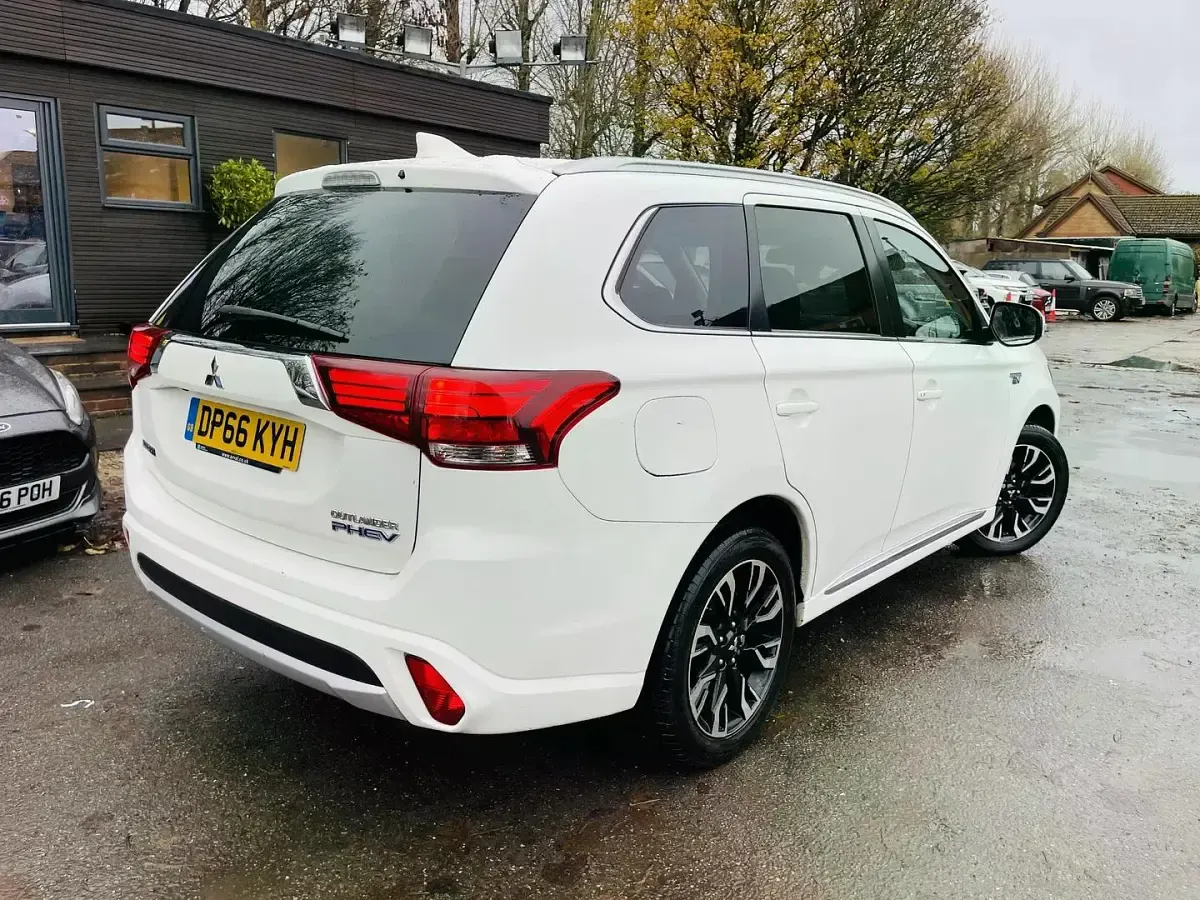 Used Mitsubishi Outlander P-HEV 2017 White Estate