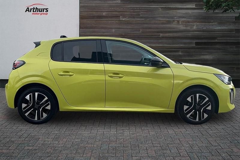 Used Peugeot 208 Allure 99 HP (72 kW) 2024 Yellow Hatchback