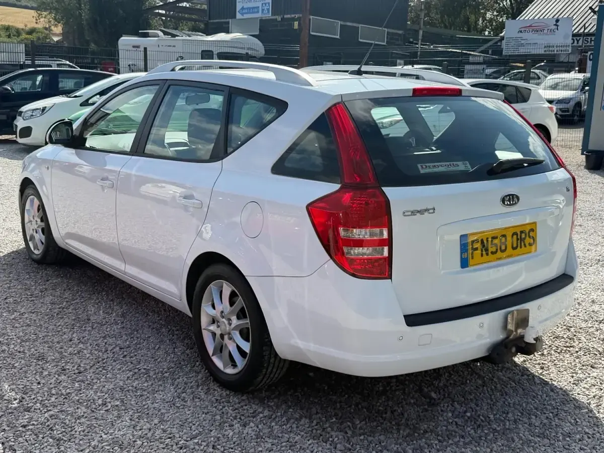 Used Kia Ceed 2008 White Hatchback