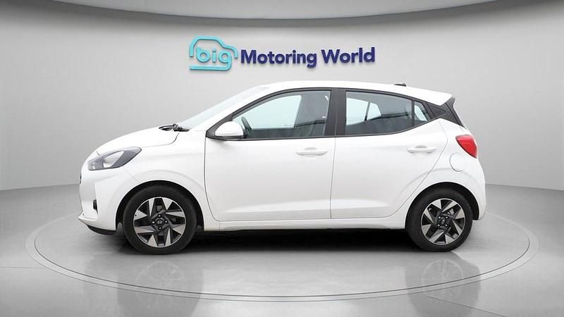Used Hyundai i10 Advanced 67 HP (49 kW) 2024 White Hatchback