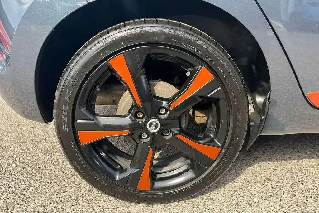 Usado Nissan Micra Tekna 90 HP (66 kW) 2017 Cinzento Citadino
