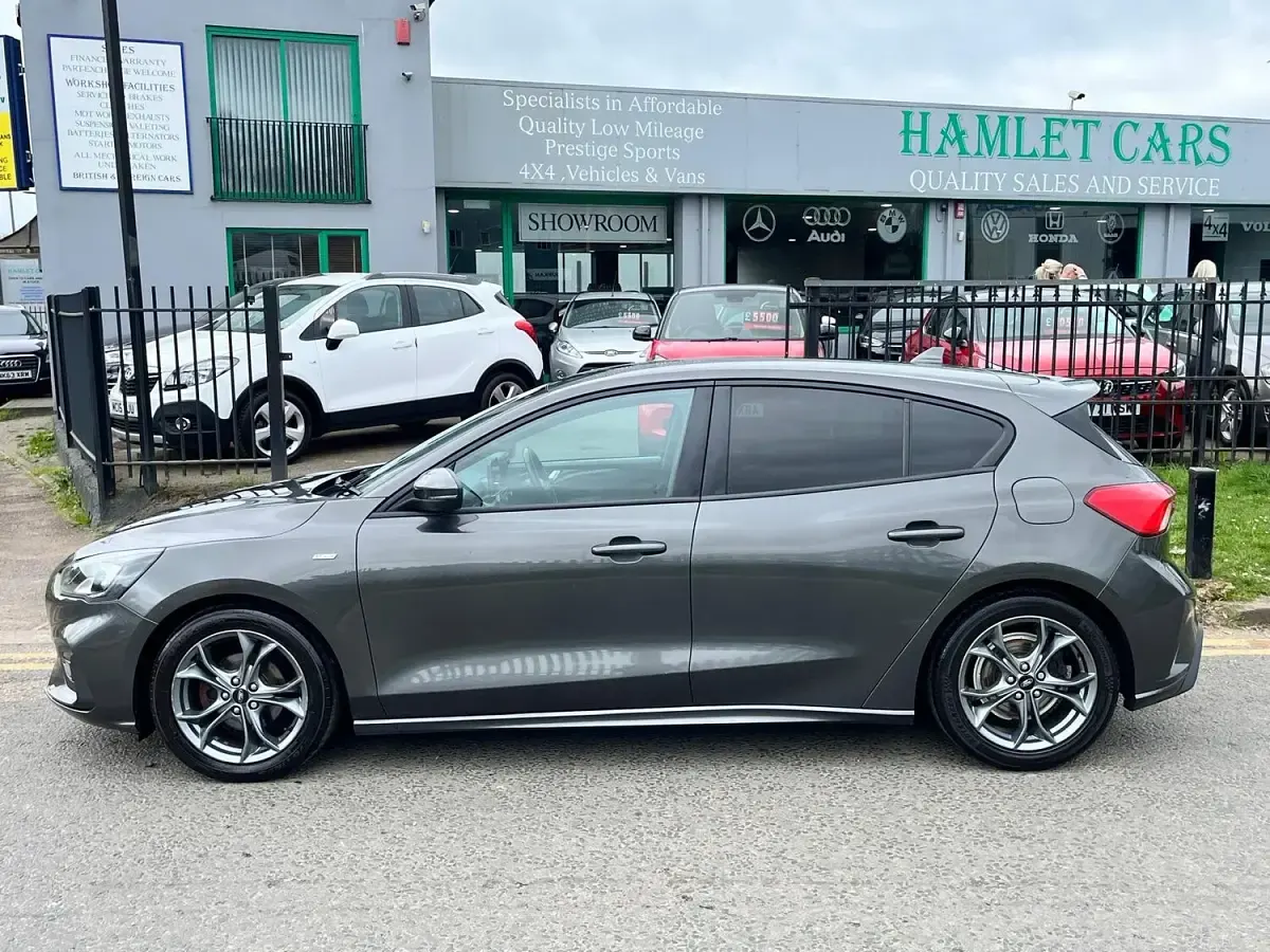 Begagnad Ford Focus ST-Line 120 HK (88 kW) 2020 Grå Halvkombi