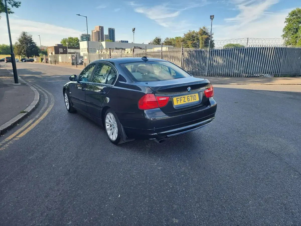 Used BMW 318 Exclusive 2011 Black Sedan