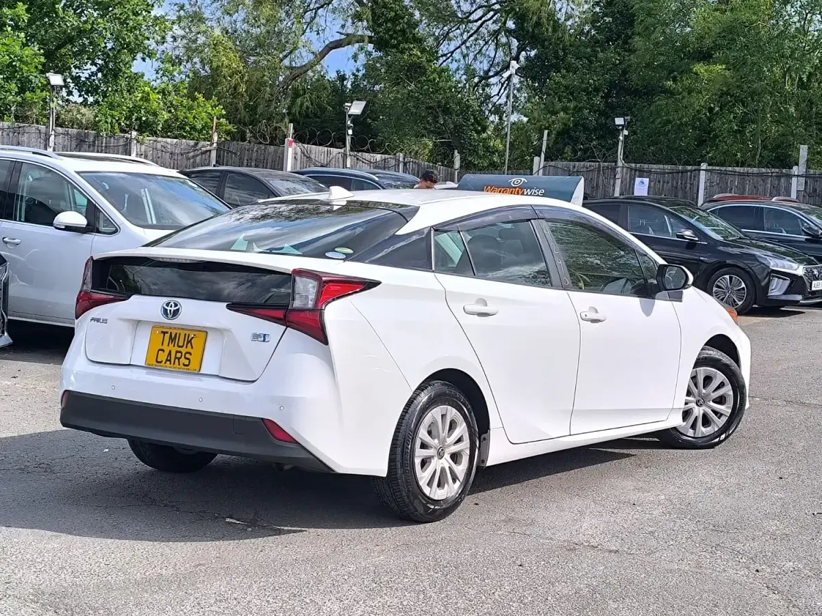 Used Toyota Prius 122 HP (89 kW) 2020 White Hatchback