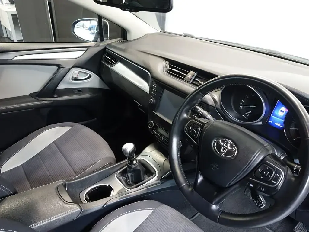 Used Toyota Avensis Business Edition 147 HP (108 kW) 2017 Grey Sedan