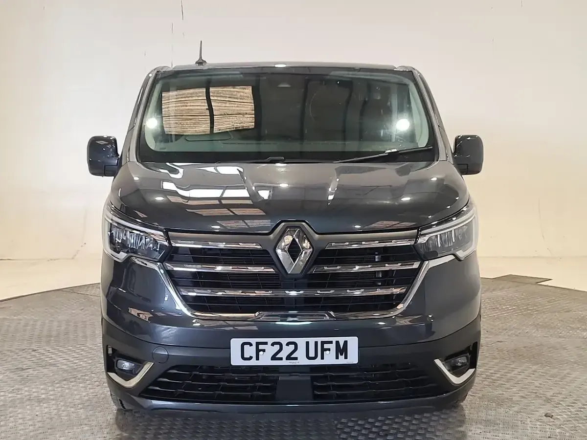Używany Renault Trafic 150 KM (110 kW) 2022 Szary Minivan