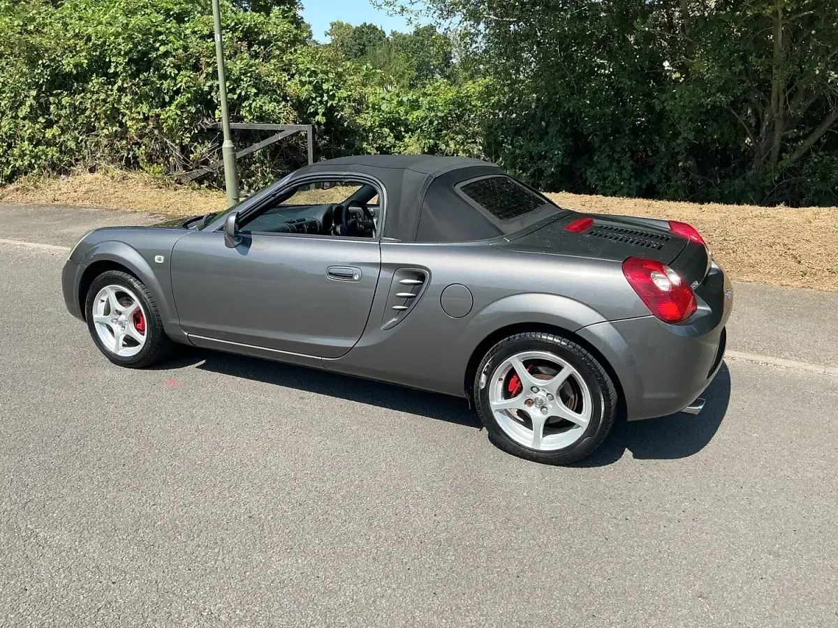 Used Toyota MR2 140 HP (102 kW) 2004 Mercury grey metallic Cabriolet