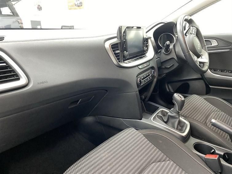 Używany Kia Ceed 2023 Srebrny Hatchback