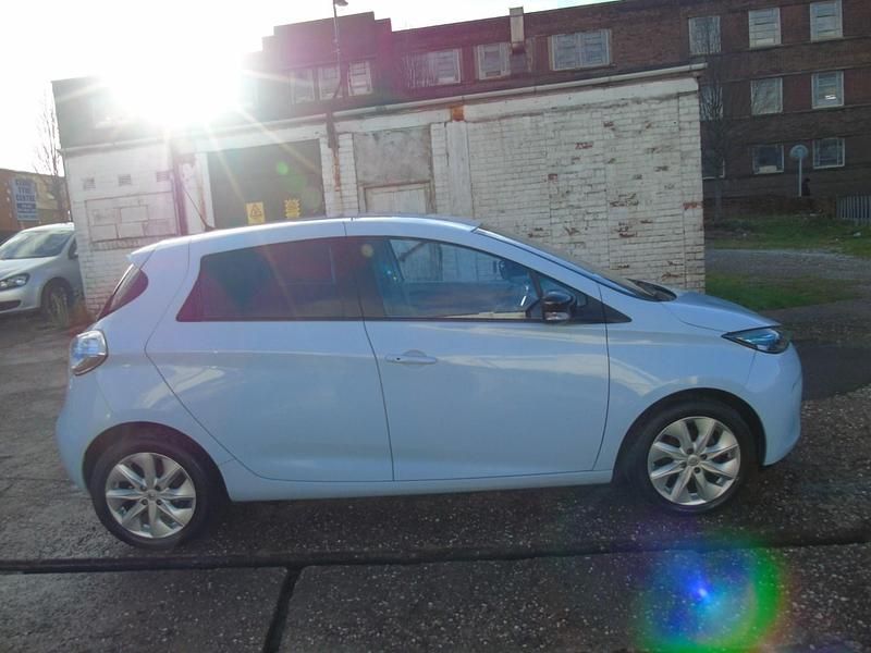 Used Renault Zoe Dynamique 64 kW (88 HP) 2015 Blue Hatchback