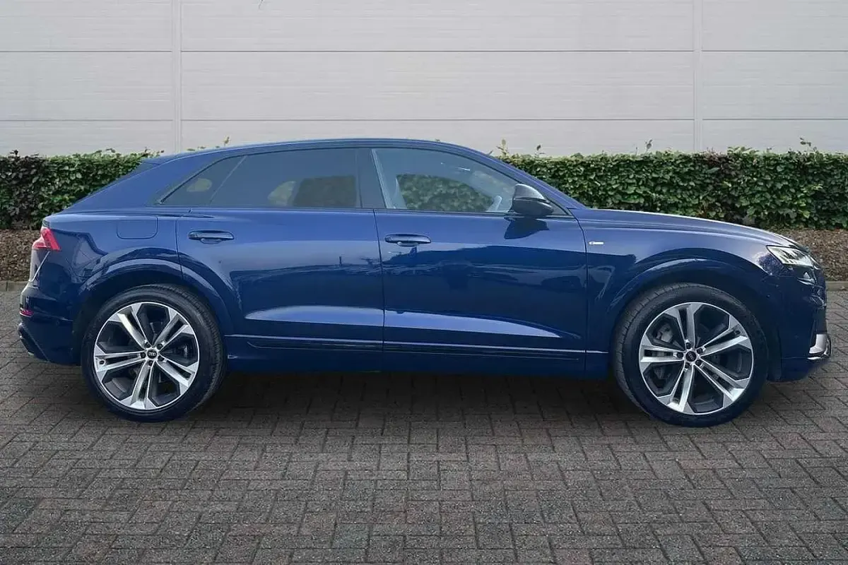 Begagnad Audi Q8 Black Edition 286 HK (210 kW) 2022 Blå SUV