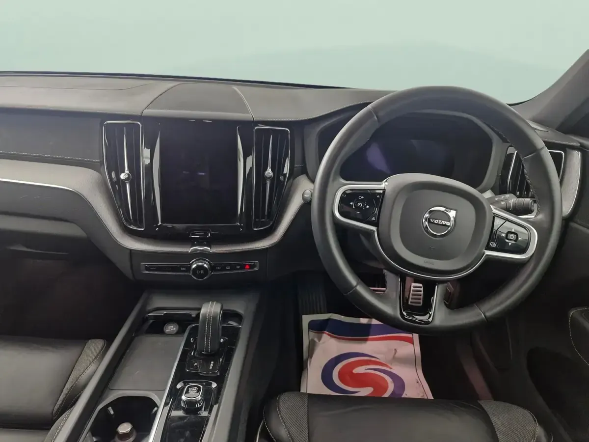 Usado Volvo XC60 R-Design Pro 250 HP (183 kW) 2022 Azul SUV