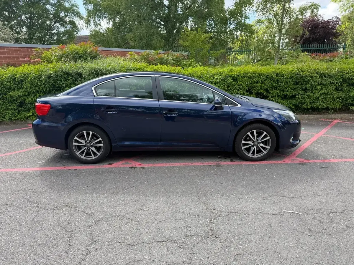 Usado Toyota Avensis 124 CV (91 kW) 2013 Azul Berlina