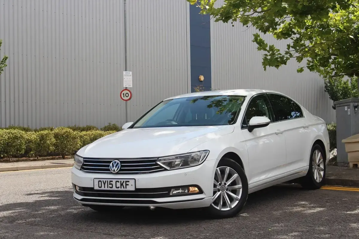 Used VW Passat Business 120 HP (88 kW) 2015 White Sedan