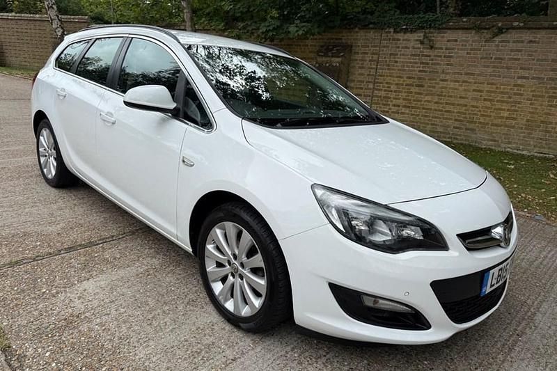 White Used 2015 Vauxhall Astra Estate | £5,495 (Good price) - Image 1/1