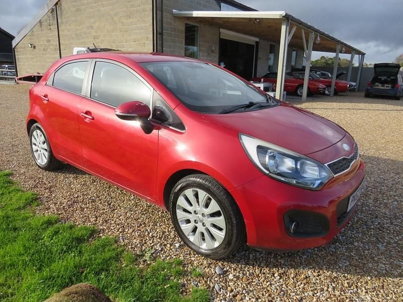 Used Kia Rio 74 HP (54 kW) 2013 Red Hatchback