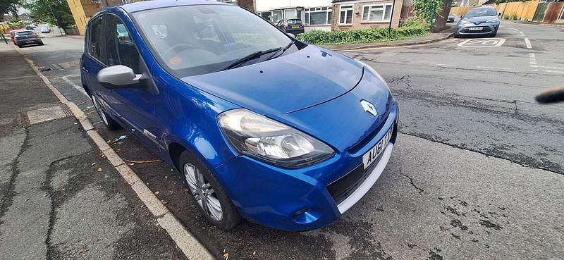 Blue Used 2011 Renault Clio II Dynamique Hatchback | £1,295 (Good price) - Image 1/4