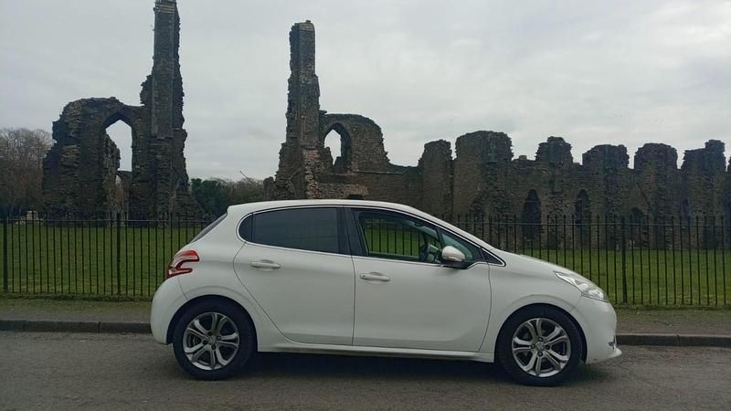 Used Peugeot 208 Allure 92 HP (67 kW) 2014 White Hatchback
