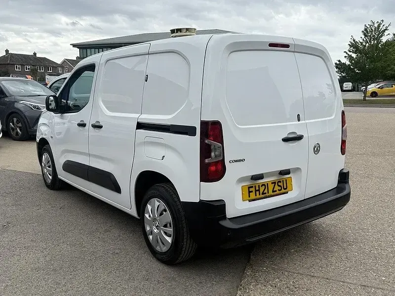 Used Vauxhall Combo Edition 100 HP (73 kW) 2021 White MPV