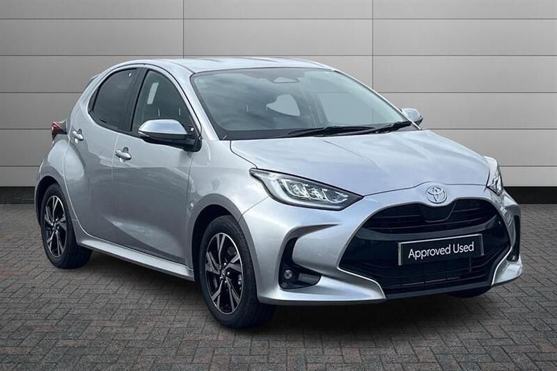 Silver New 2025 Toyota Yaris Hybrid Design Hatchback | £21,499 (Good price) - Image 1/3