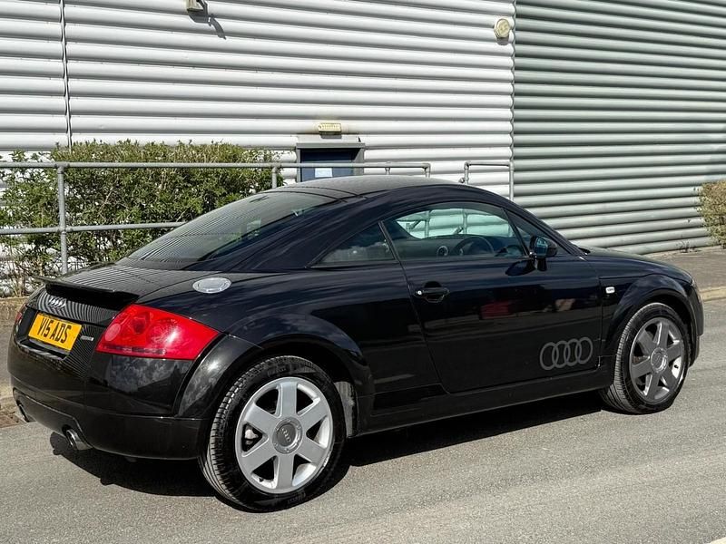 Begagnad Audi TT Design 225 HK (165 kW) 2000 Svart Sportkupé