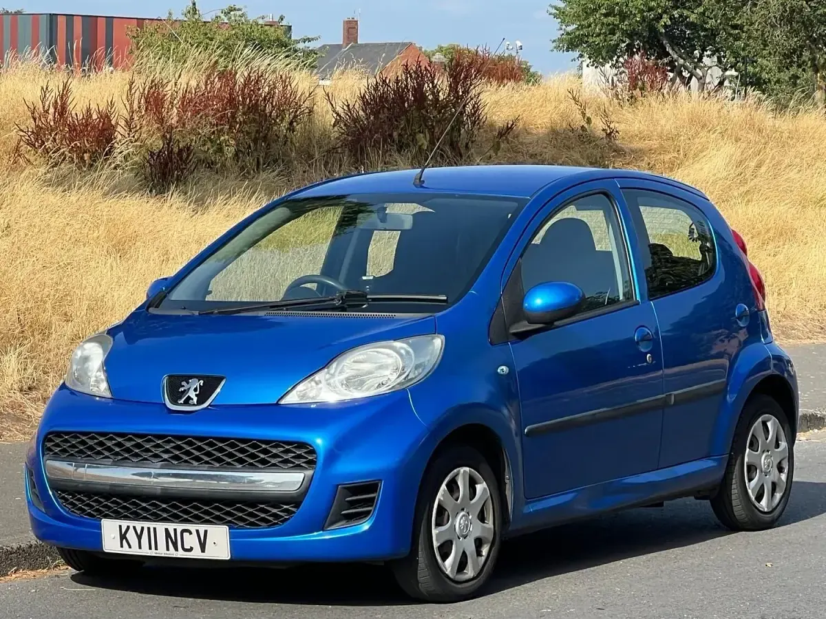 Used Peugeot 107 68 HP (50 kW) 2011 Blue Hatchback