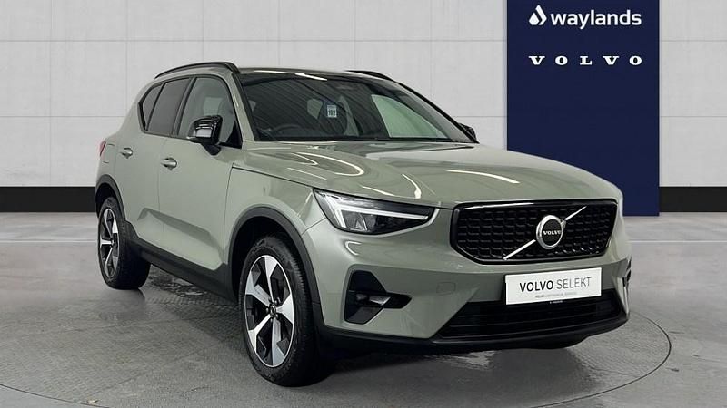 Green Used 2025 Volvo XC40 Plus SUV | £32,740 (A bit pricey) - Image 1/4