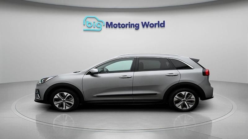 Begagnad Kia e-Niro 147 kW (201 HK) 2022 Grå SUV