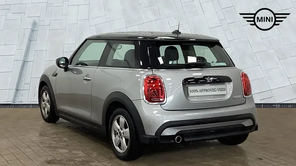Usado Mini Cooper Classic 134 CV (98 kW) 2023 Plateado Utilitario