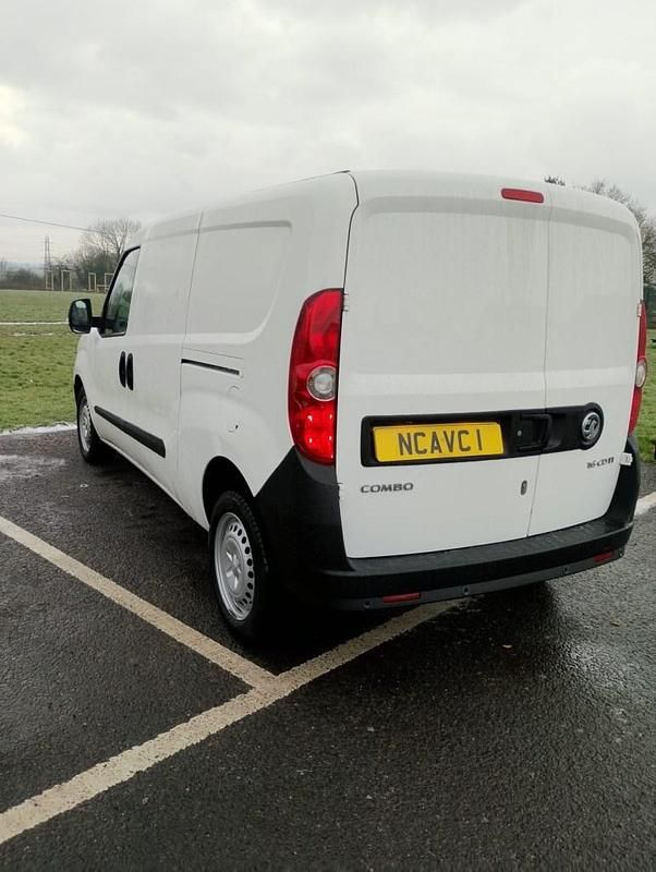Used Vauxhall Combo S 105 HP (77 kW) 2016 White Van