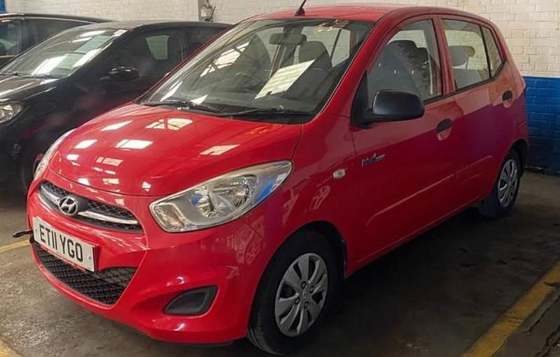Used Hyundai i10 69 HP (50 kW) 2011 Red Hatchback