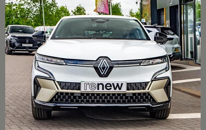 Used Renault Megane E-Tech Iconic 157 kW (214 HP) 2025 White Hatchback