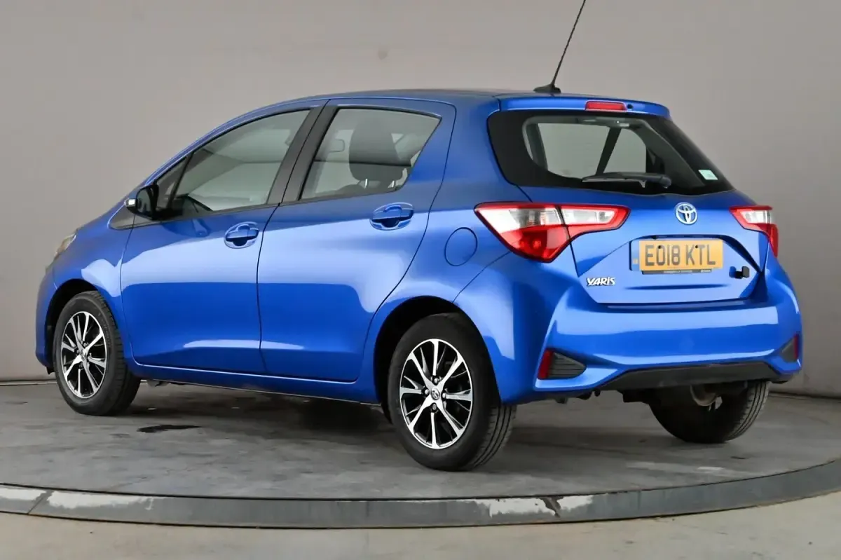 Used Toyota Yaris 69 HP (50 kW) 2018 Blue Hatchback