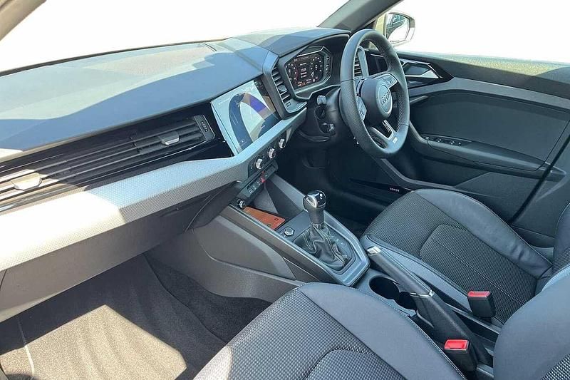 Usado Audi A1 S-Line 150 HP (110 kW) 2024 Cinzento SUV