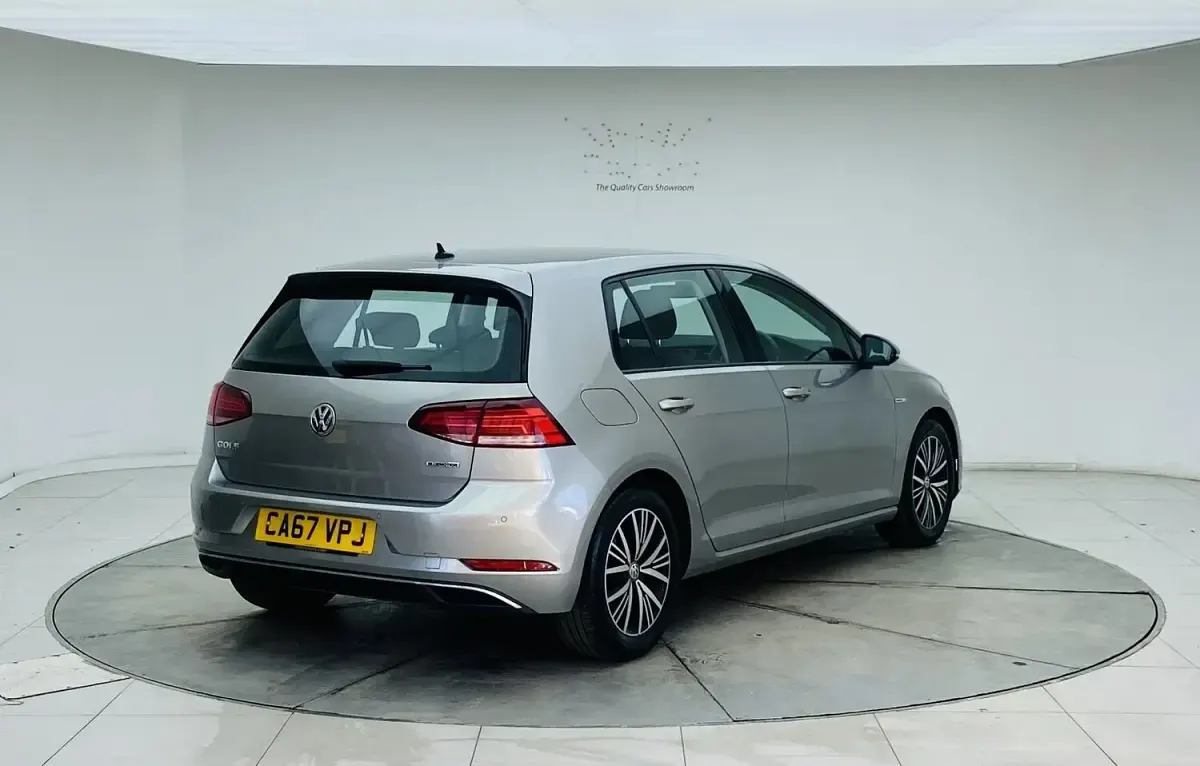 Used VW Golf VII SE 130 HP (95 kW) 2018 Silver Hatchback