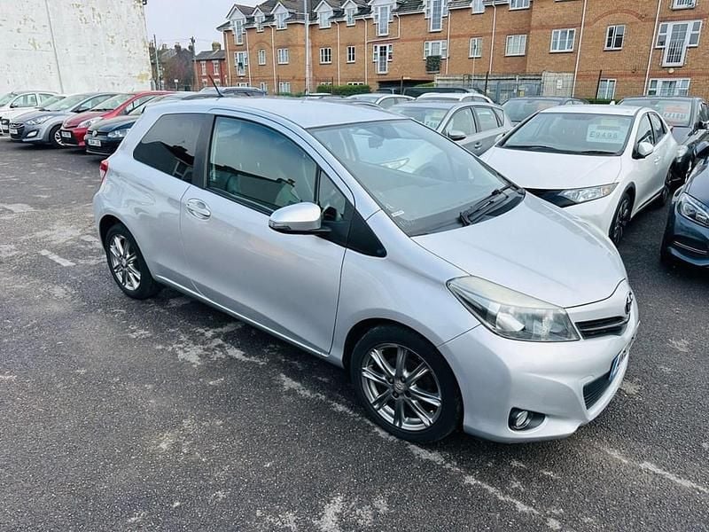 Used Toyota Yaris SR 99 HP (72 kW) 2013 Silver Hatchback