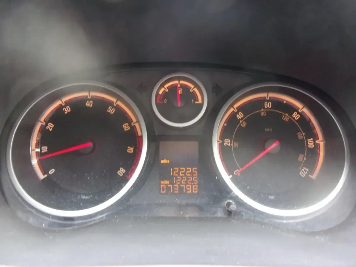 Usado Vauxhall Corsa 100 HP (73 kW) 2013 Cinzento Citadino
