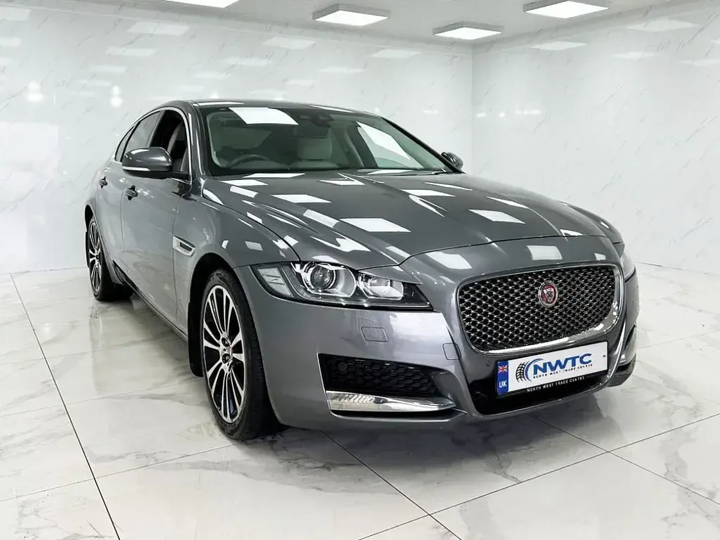 Used Jaguar XF Portfolio 180 HP (132 kW) 2018 Grey Sedan