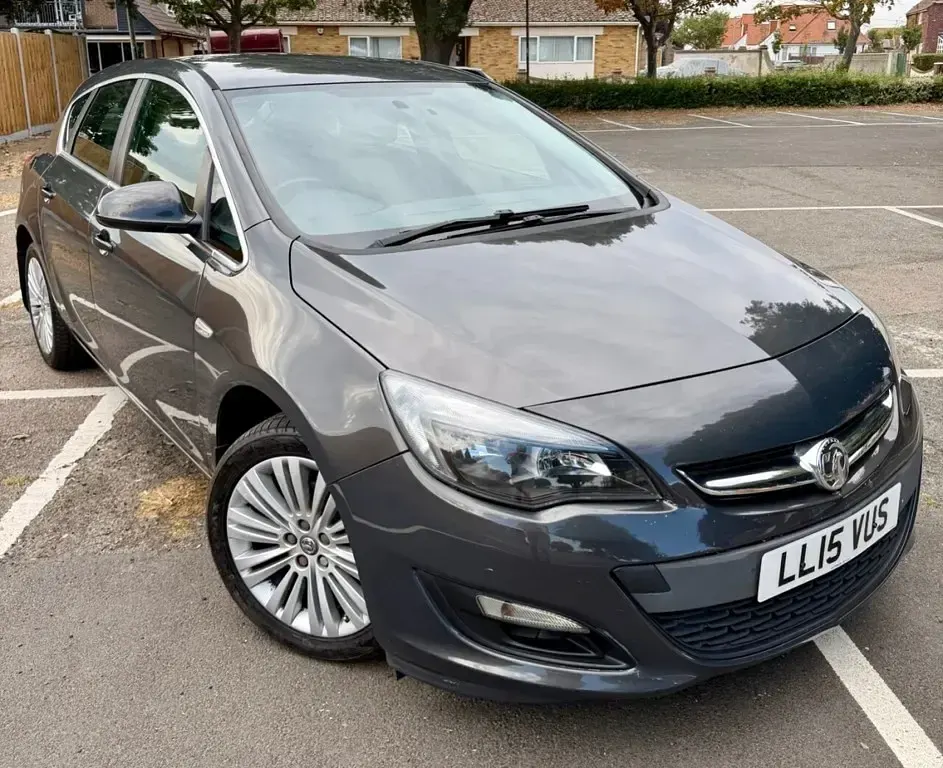 Used Vauxhall Astra Excite 100 HP (73 kW) 2015 Grey Hatchback