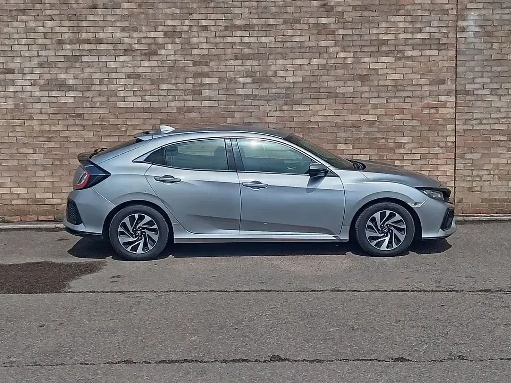 Begagnad Honda Civic SE 120 HK (88 kW) 2018 Silver Halvkombi
