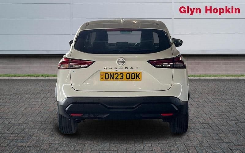 Used Nissan Qashqai Acenta Premium 140 HP (102 kW) 2023 White SUV