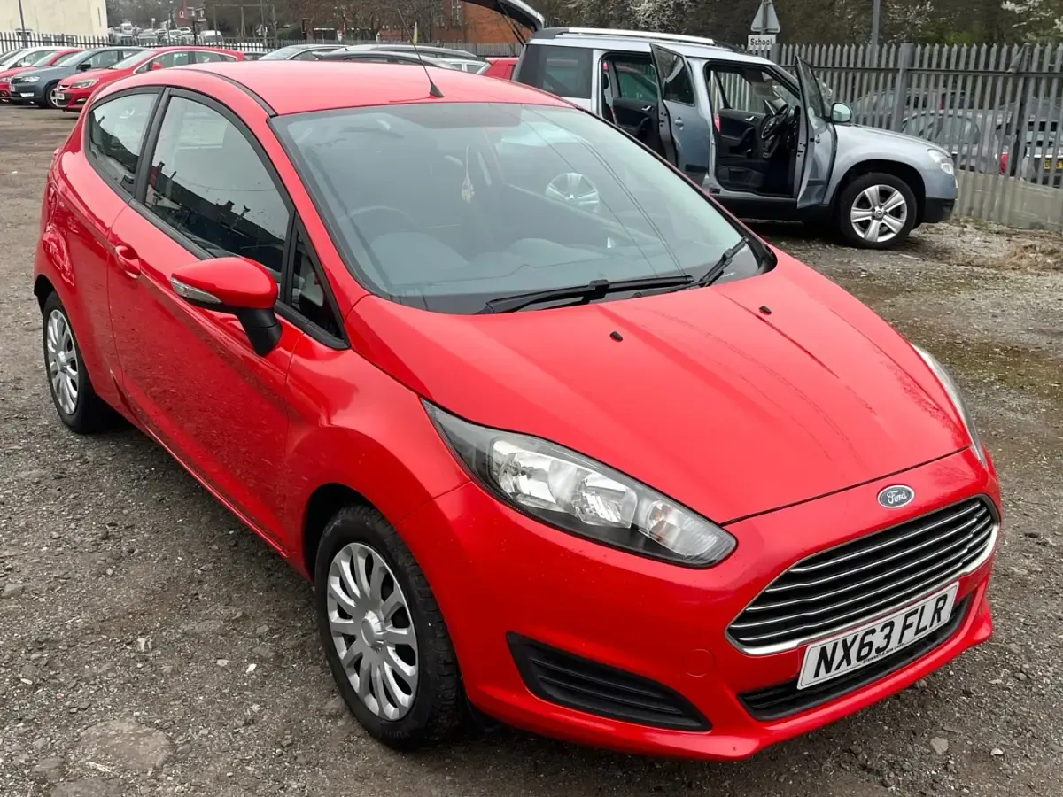 Usado Ford Fiesta Style 82 CV (60 kW) 2013 Rojo Utilitario
